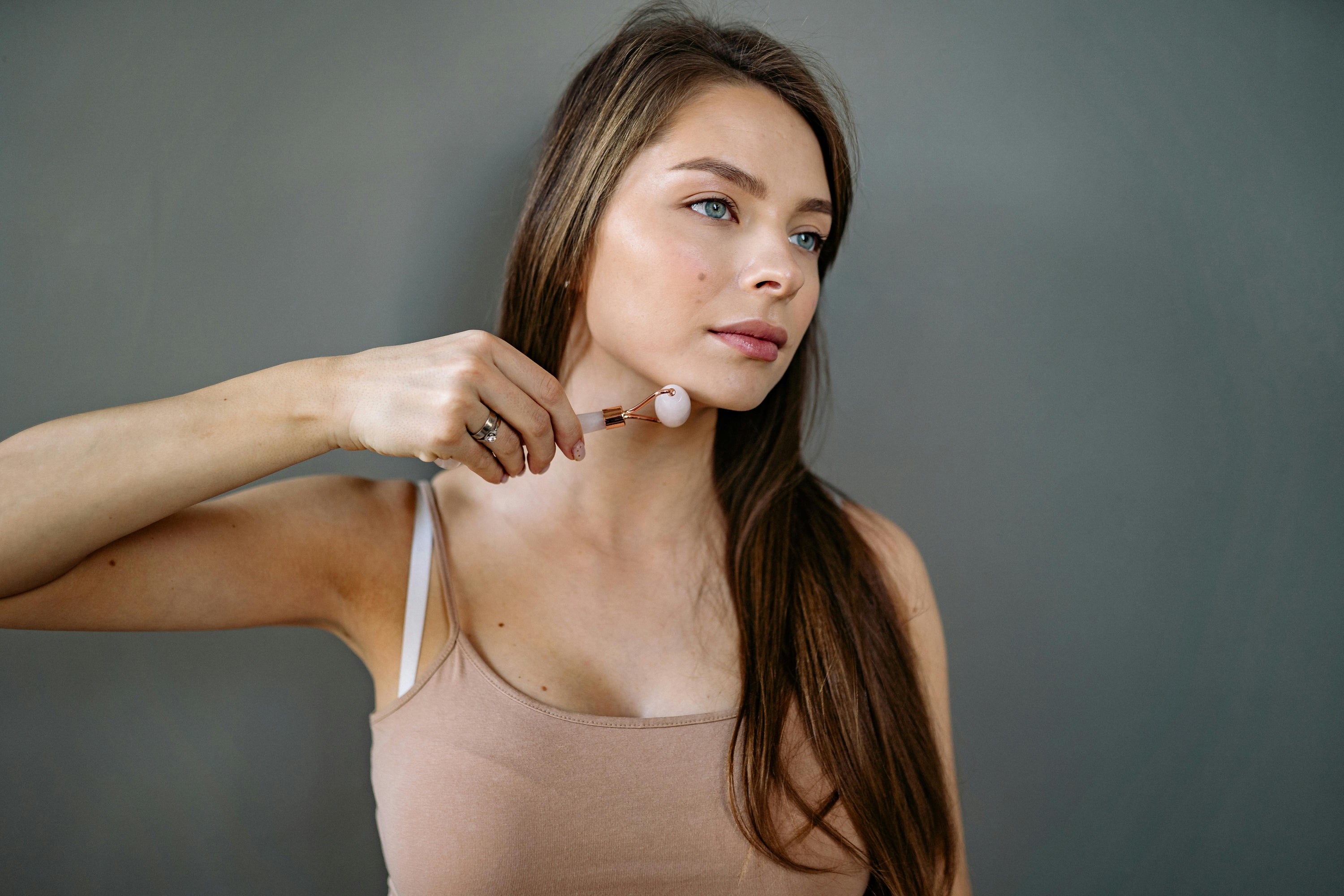 The Beauty Benefits of Quartz Rollers in Skincare